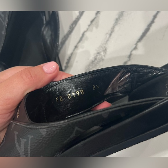 Monogram Eclipse Mens Mirabeau Thong Sandals Size 8.5 - Picture 2 of 7